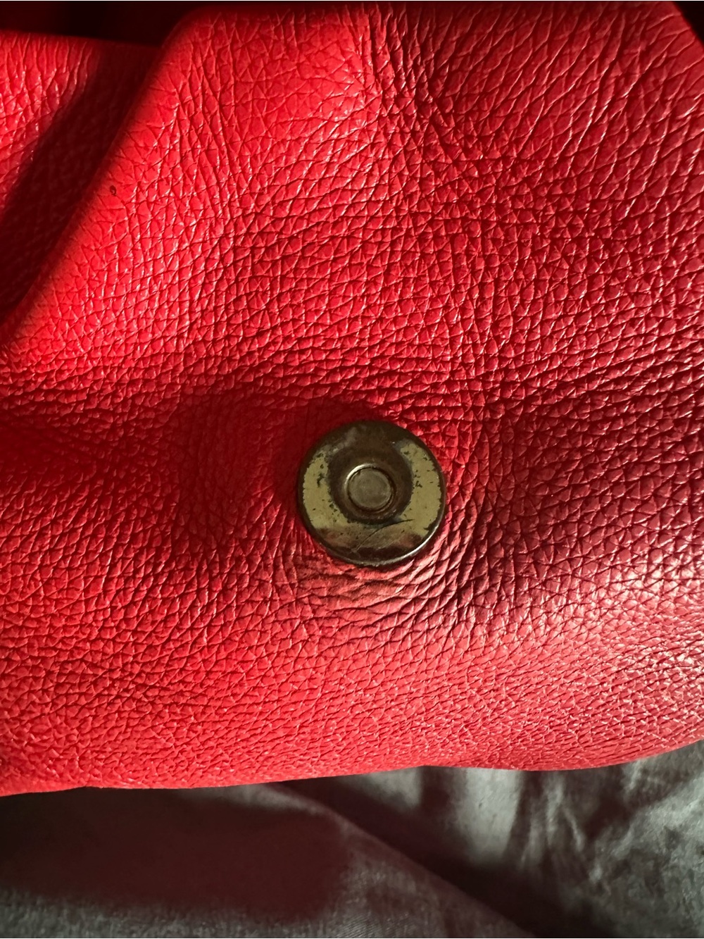 Marc Jacobs Red Pebbled Leather Shoulder Bag with Gold Plaque - Picture 3 of 7